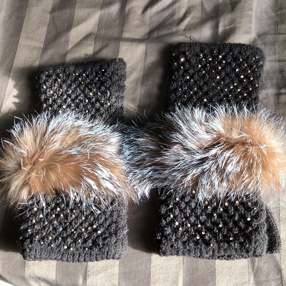 Acrylic gloves with real fox fur